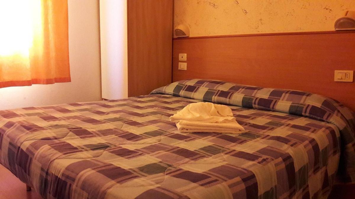 Hotel Bengasi リミニ エクステリア 写真