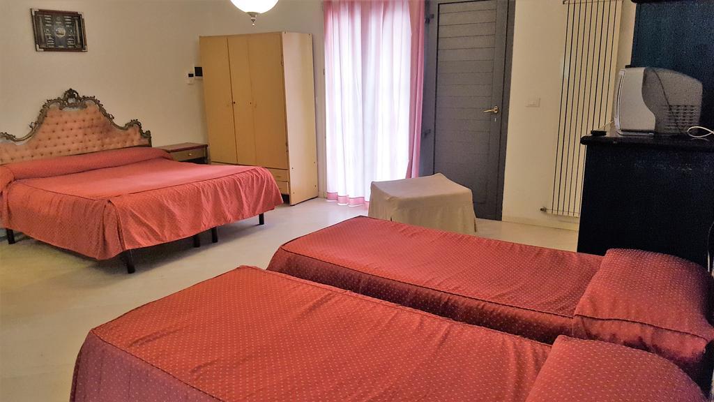 Hotel Bengasi リミニ エクステリア 写真