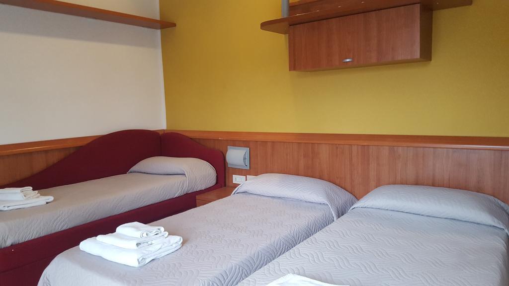 Hotel Bengasi リミニ エクステリア 写真