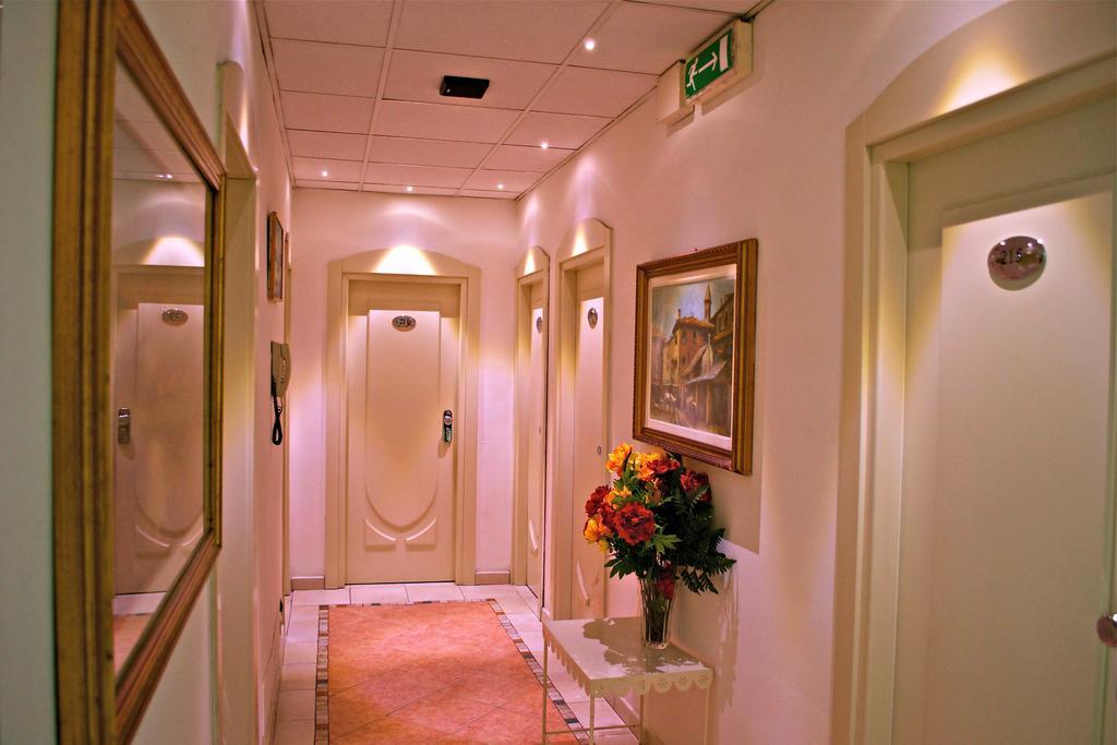 Hotel Bengasi リミニ エクステリア 写真