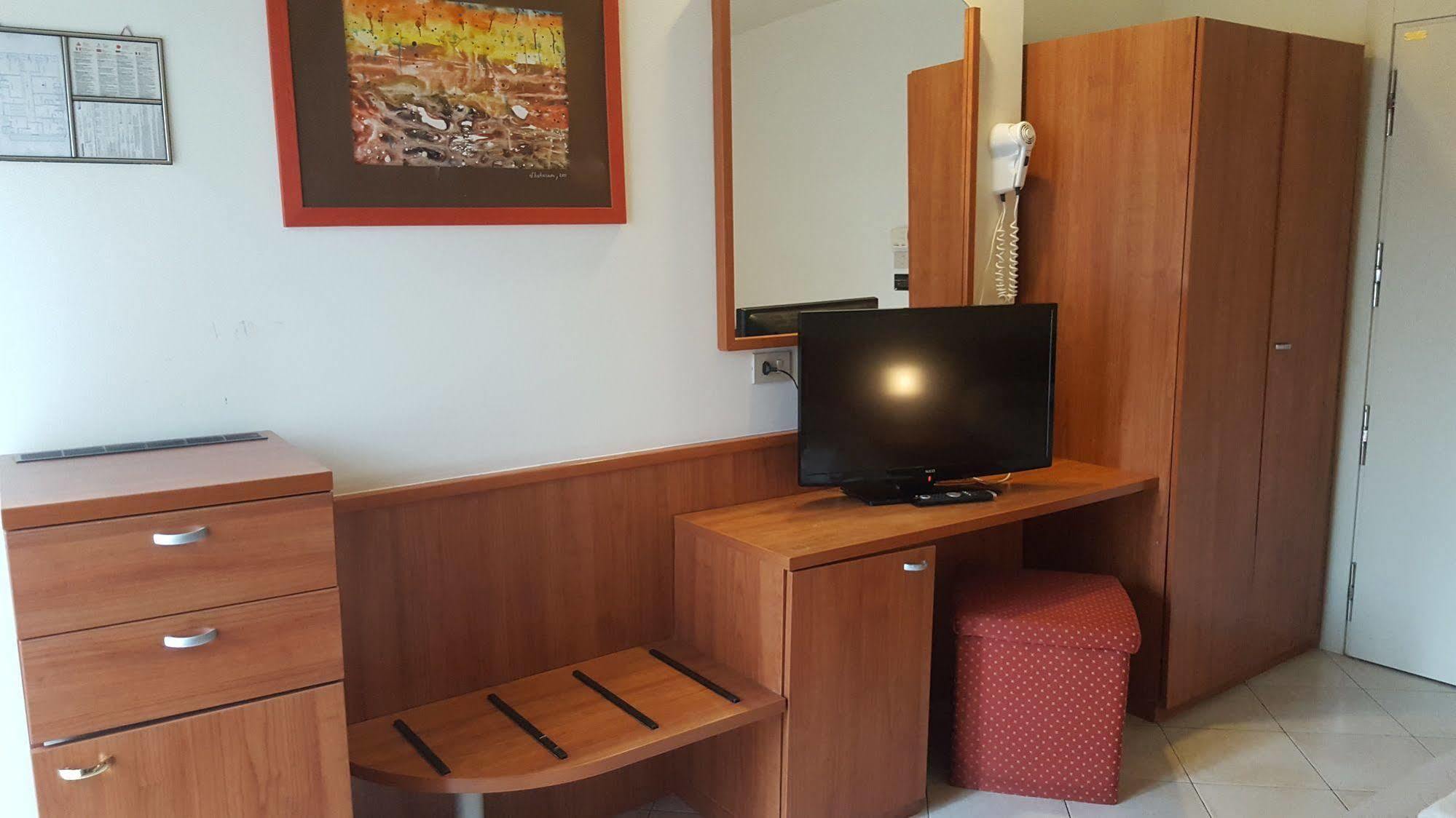 Hotel Bengasi リミニ エクステリア 写真