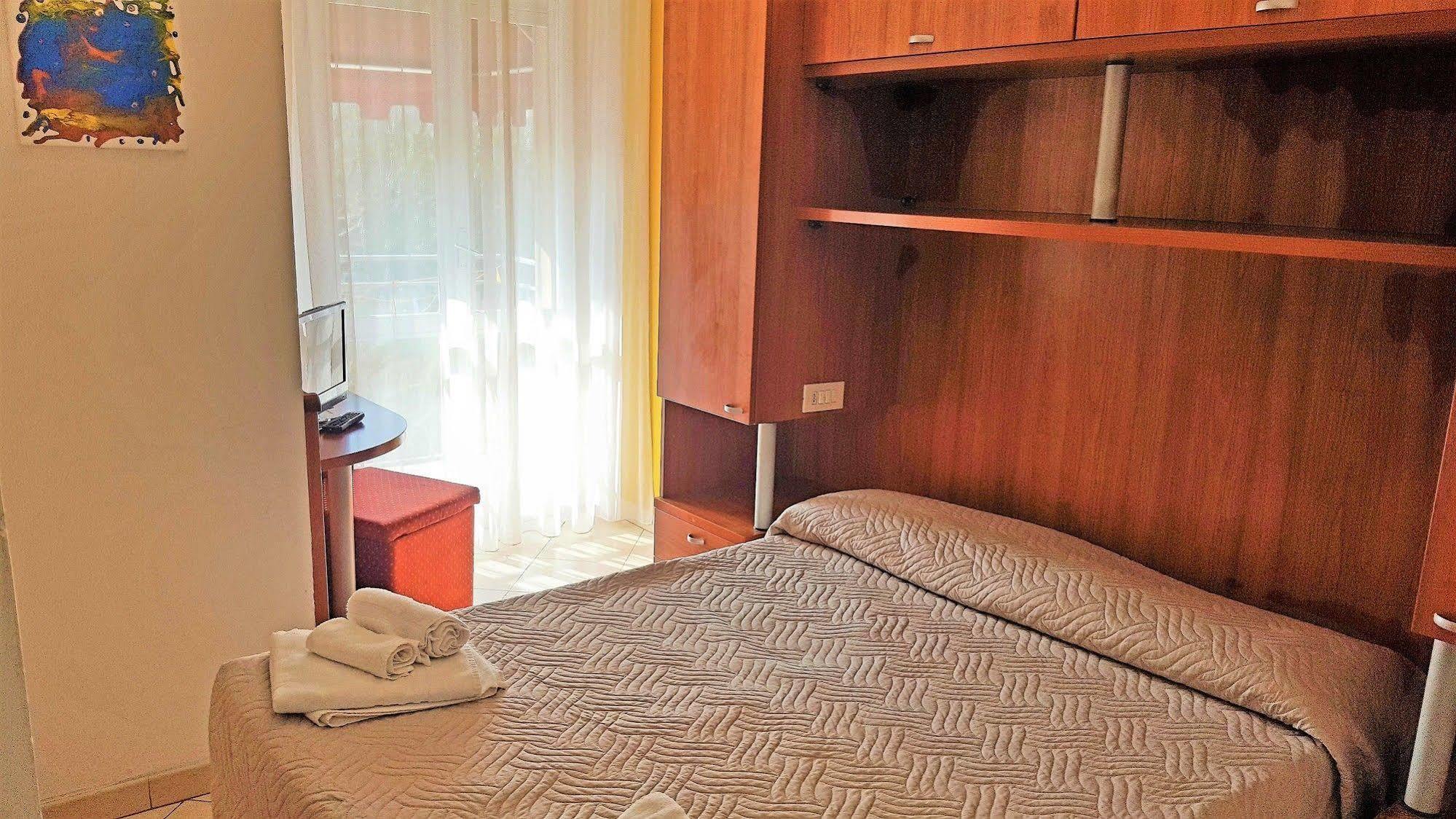 Hotel Bengasi リミニ エクステリア 写真
