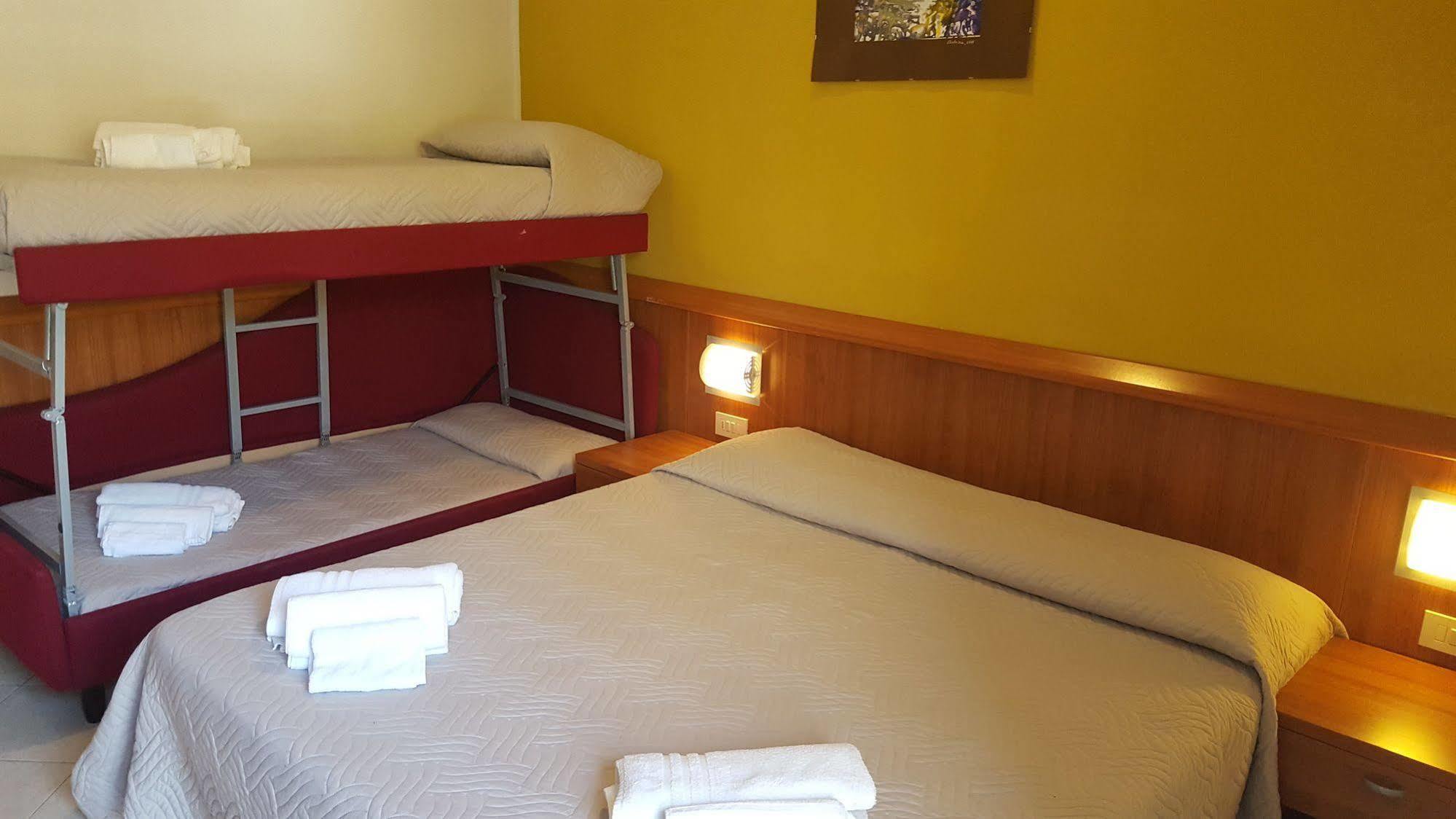 Hotel Bengasi リミニ エクステリア 写真