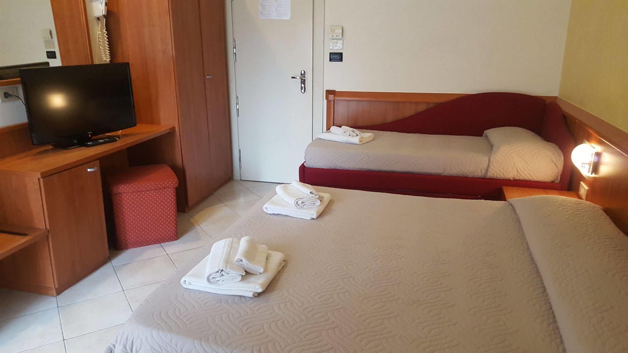 Hotel Bengasi リミニ エクステリア 写真